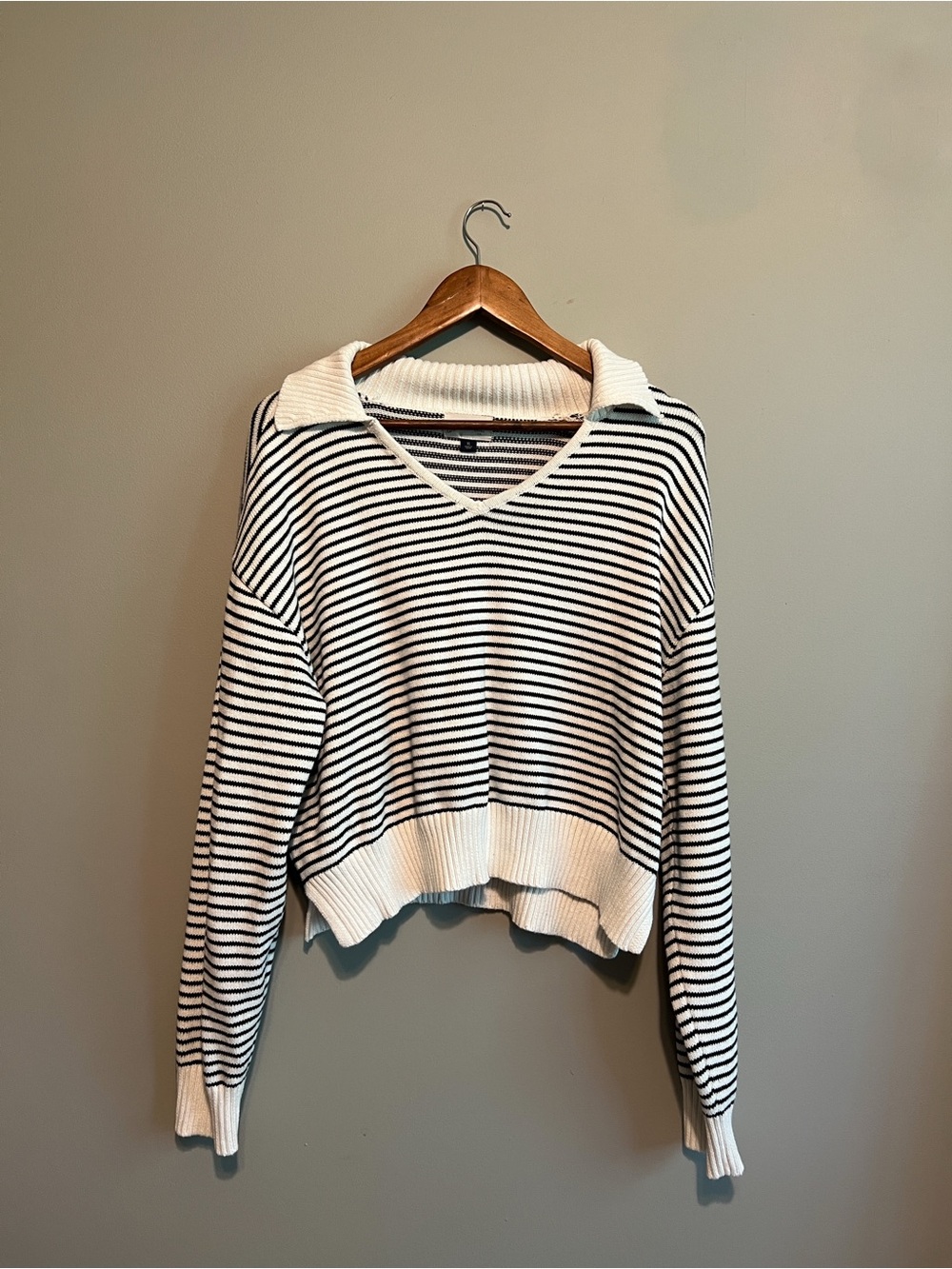 Universal Thread Black & White Striped V-Neck Knit Sweater